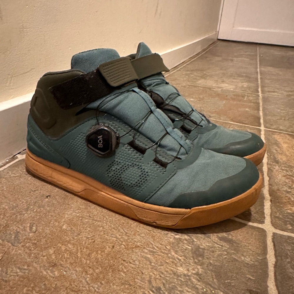 Pearl Izumi Teal and Brown Athletic Shoes